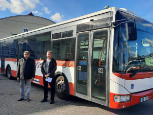Bezdomovci v Brně dostali autobus. Zaveze je do sprchy