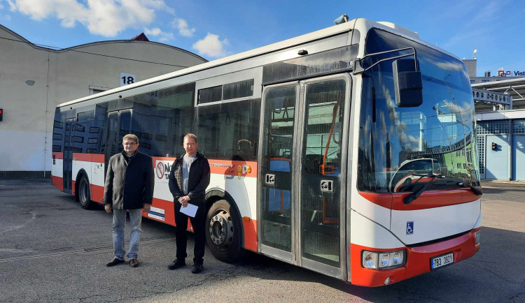 Bezdomovci v Brně dostali autobus. Zaveze je do sprchy