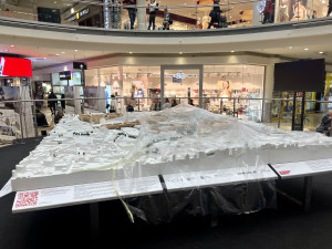 Obří model brněnského nádraží zmokl v obchoďáku. Před deštěm ho chrání igelit