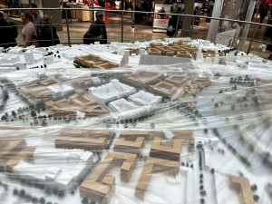 Obří model brněnského nádraží zmokl v obchoďáku. Před deštěm ho chrání igelit