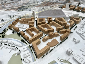 Obří model brněnského nádraží zmokl v obchoďáku. Před deštěm ho chrání igelit