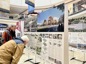 Obří model brněnského nádraží zmokl v obchoďáku. Před deštěm ho chrání igelit