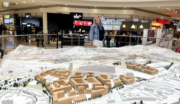 Obří model brněnského nádraží zmokl v obchoďáku. Před deštěm ho chrání igelit