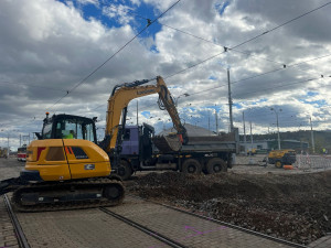 Stavba tramvajové smyčky v brněnských Pisárkách pokročila, dělníci pokládají koleje
