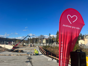 Stavba tramvajové smyčky v brněnských Pisárkách pokročila, dělníci pokládají koleje