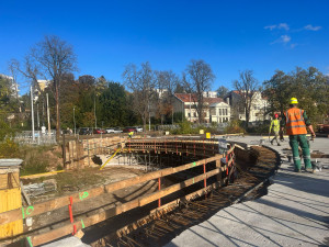 Stavba tramvajové smyčky v brněnských Pisárkách pokročila, dělníci pokládají koleje