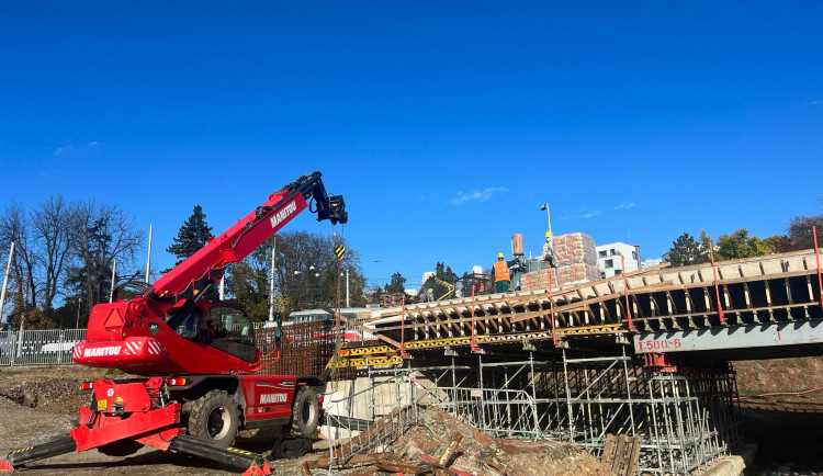 Stavba tramvajové smyčky v brněnských Pisárkách pokročila, dělníci pokládají koleje