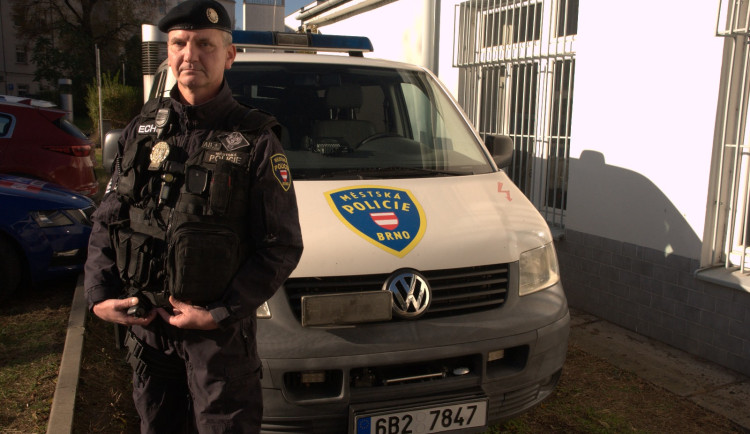 Strážník z Brna zazářil při dovolené na Vysočině. Z převráceného auta zachránil dva lidi