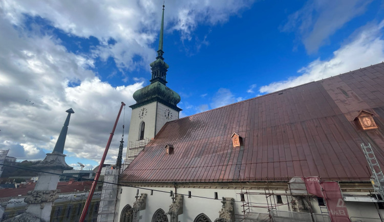 Dělníci dokončují opravy kostela v centru Brna. Na fasádu montují fiály