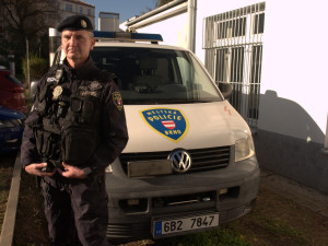 Strážník z Brna zazářil při dovolené na Vysočině. Z převráceného auta zachránil dva lidi
