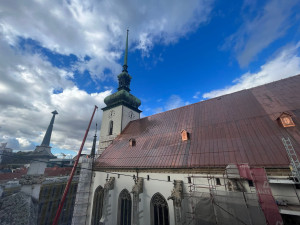 Dělníci dokončují opravy kostela v centru Brna. Na fasádu montují fiály