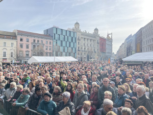 Na zdraví, volali lidé v Brně. Cinkali si prvním letošním vínem, které přivezl svatý Martin