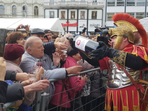 Na zdraví, volali lidé v Brně. Ťukali si svatomartinským vínem, které jim dovezl známý herec
