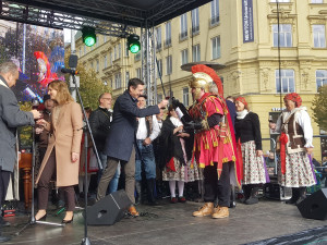 Na zdraví, volali lidé v Brně. Ťukali si svatomartinským vínem, které jim dovezl známý herec