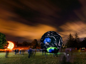 Pojďte s dětmi na brněnskou hvězdárnu hledat oříškovou planetu