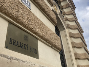 Muži v Brně vysvětlují soudu, proč schovali tuny nebezpečných chemikálií vedle školy