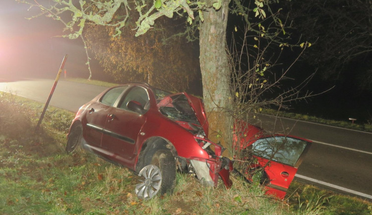 Mladý řidič nezvládl u Stáje průjezd zatáčkou, po nárazu do stromu je těžce zraněn