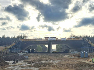 Zvířata se proběhnou přes dálnici D55. Silničáři jim staví most