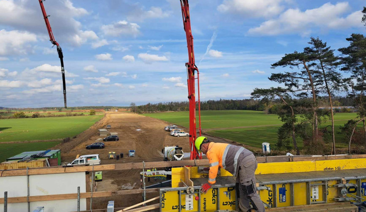 Zvířata se proběhnou přes dálnici D55 most. Silničáři jim staví most