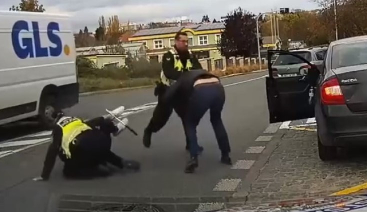 VIDEO: Jeden řidič nedal přednost druhému. Ten ho vytáhl z auta s teleskopickým obuškem v ruce