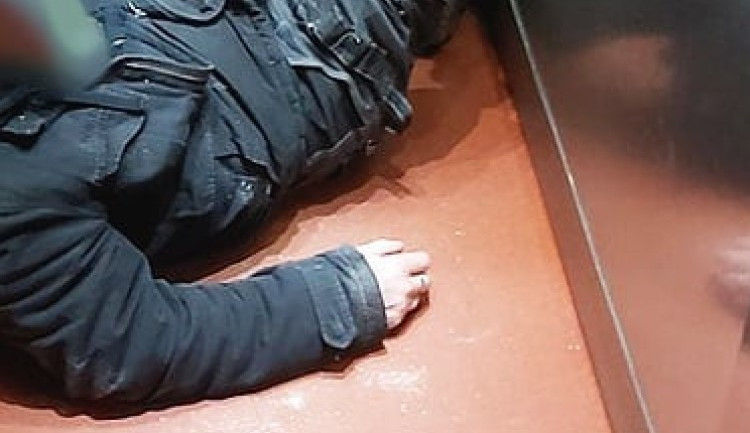 Namol opilý kluk ležel na zastávce. Na pozvracený mobil se mu snažila dovolat matka