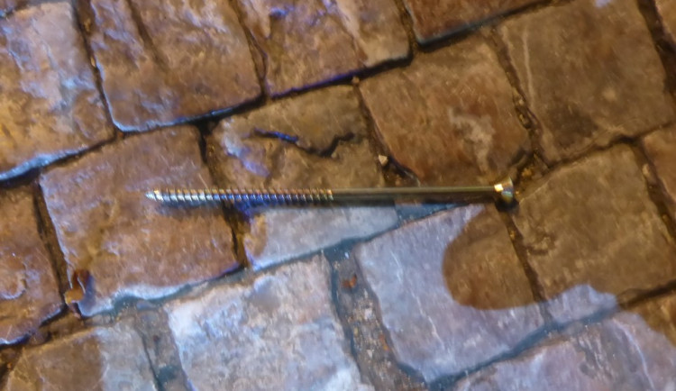 Agresor ohrožoval kolemjdoucí dlouhým vrutem. Skončil s pepřákem v očích a pouty na rukou