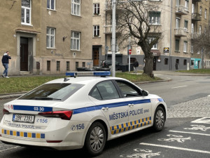 Muž v centru Brna naběhl s kudlou na mladou ženu a okradl ji. Násilníka vyčmuchali strážníci