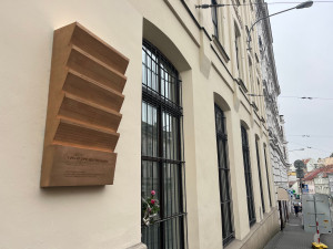 V Brně po desítkách let stojí pamětní deska vlasteneckého kněze, kterou zašantročili komunisté