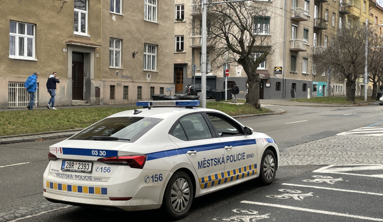 Muž v centru Brna pobíhal s nožem, zbraní vyhrožoval i srážníkům