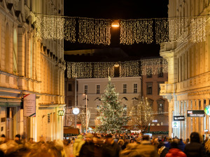 Druhý nejhezčí strom, hořící pařez i otevřené dvorky. Užijte si Brněnské Vánoce!