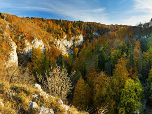 Strážci přírody v Moravském krasu chtějí, aby turisté poslouchali. Zvětšili proto zákazové značky