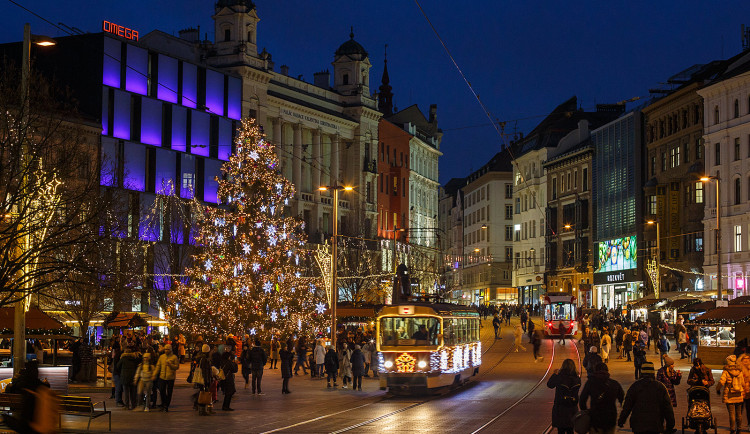 Druhý nejhezčí strom, hořící pařez i otevřené dvorky. Užijte si Brněnské Vánoce!