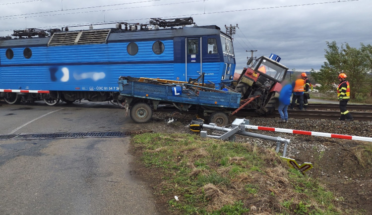 Traktor autoškoly se zasekl na železničním přejezdu v Mikulčicích. Vrazil do něj vlak