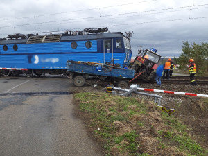 Traktor autoškoly se zasekl na železničním přejezdu v Mikulčicích. Vrazil do něj vlak