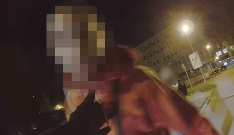 Muž děsil sousedku kopáním do dveří, napadl strážníka a nadýchal skoro čtyři promile. Skončil na záchytce