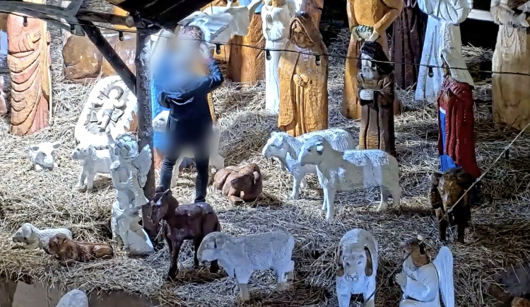 Mladík v Brně označkoval betlém na náměstí. Při močení hladil anděla