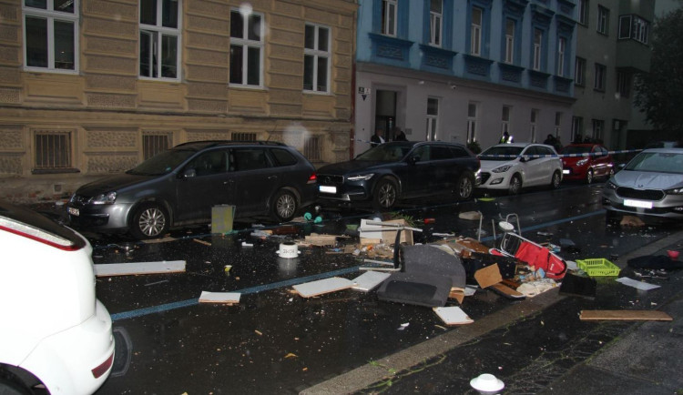 Chronický vyklízeč vyhazoval v Brně z okna nádobí i matraci