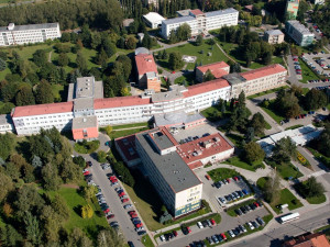Problém s parkováním u nemocnice ve Vyškově vyřeší nová parkovací místa