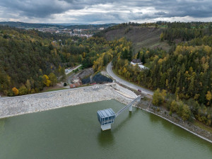 Vodohospodáři pokračují v rekonstrukci nádrže v Letovicích, vybetonují skluz a vývar