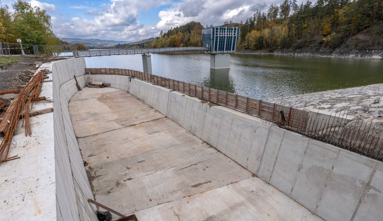 Vodohospodáři pokračují v rekonstrukci nádrže v Letovicích, vybetonují skluz a vývar