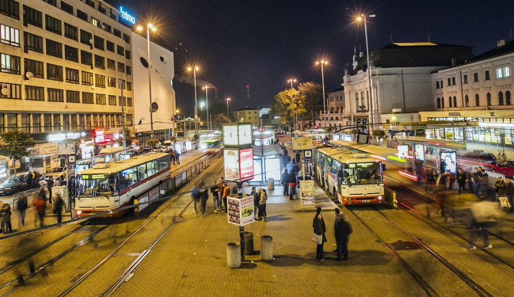 Muž v Brně se rozsekal při jízdě nočním autobusem. Při pádu prorazil skleněné dveře
