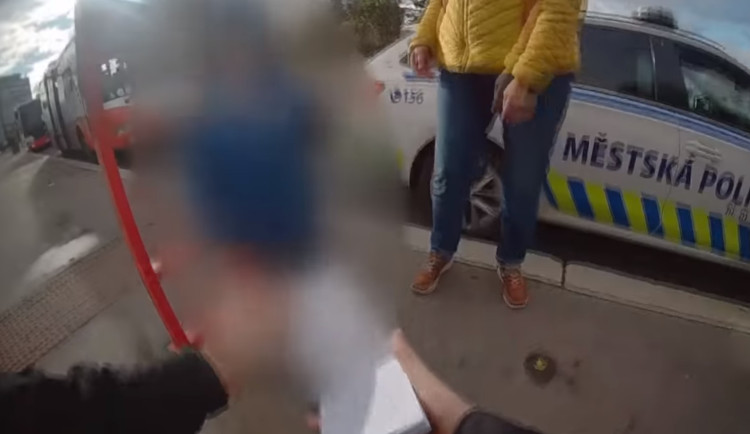 VIDEO: Čtyřletý chlapeček nenastoupil do autobusu. Máma si ho na zastávce vyzvedla za čtyřicet minut