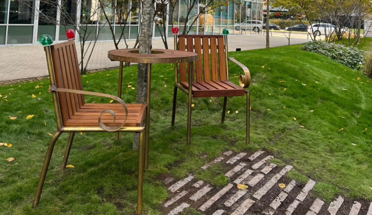 Praha má pátou lavičku Václava Havla. Její odhalení provází speciální výstava