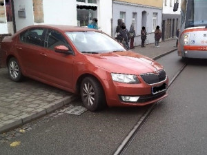 Řidička v Brně nezatáhla ručku. Autem zablokovala šalinu