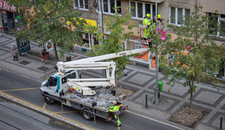 Ulice Prahy už plní vánoční osvětlení. Lampy na Karlově mostě bude rozsvěcet lampář