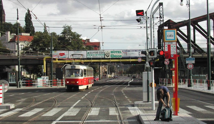 U náplavky nejezdí tramvaje. Nákladní auto s bagrem na korbě strhlo troleje