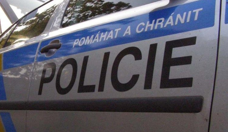 Na mol opilá žena brázdila ulice Jablonce, málem jí při tom vypadlo batole z auta