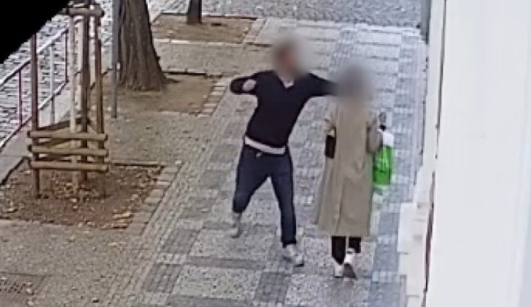 Zdrogovaný rapper, který bezdůvodně napadal ženy v Praze, má na svědomí zřejmě až devět útoků