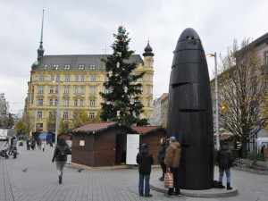 Brněnský orloj opět rozdá vánoční koule. Některé budou svítit