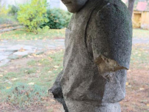 Sochu na Znojemsku zničil vandal. Svatému Klementovi urval obě ruce